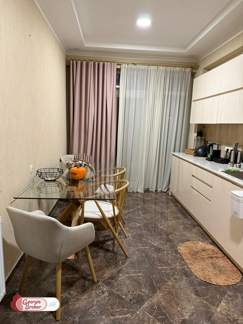 ქირავდება ახალი გარემონტებული 5 ოთახიანი ბინა ვაკეში